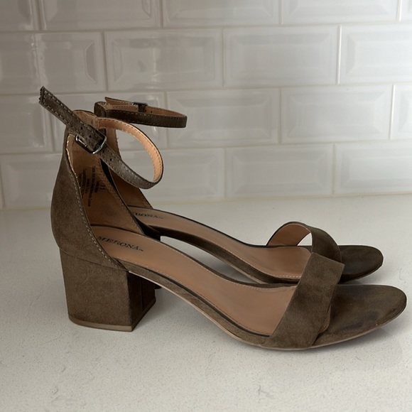 Chunky Heel Set ( both colors included) - Picture 2 of 4